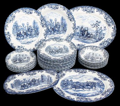 beaucoup d'assiettes bleues et blanches sur fond noir