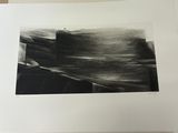 une image représentant une photo en noir et blanc d'un bateau sur l'eau