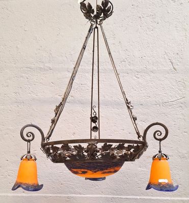 Dans le style d'Edgar BRANDT: Lustre à structure en fer batt…