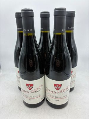 six bouteilles de vin rouge sont alignées sur une table