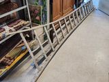 une échelle adossée au mur d'une pièce