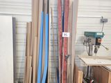 plusieurs morceaux de bois sont empilés dans un garage