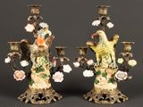 paire de bougeoirs anciens en porcelaine chinoise ornés d'oiseaux et de fleurs