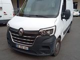 une camionnette blanche garée dans un parking