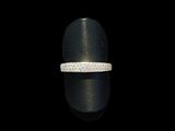 gros plan d'une bague avec des diamants sur une surface noire