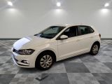 la volkswagen polo blanche est garée sur un carrelage à carreaux