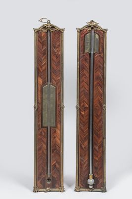 paire d'horloges de parquet anciennes en laiton et bois, avec pendules