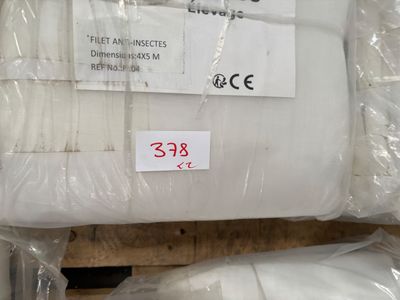une pile d'oreillers blancs posée sur une palette en bois