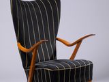 une chaise à rayures noires et blanches avec une structure en bois