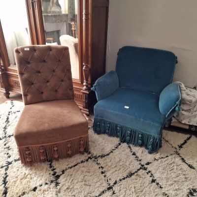 deux chaises posées sur un tapis devant un miroir