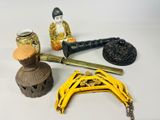 un grand nombre d'objets posés sur une table