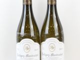 deux bouteilles de vin blanc posées l'une à côté de l'autre sur une surface blanche