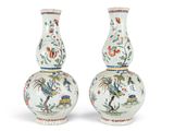 une paire de vases décorés d'oiseaux et de fleurs sur fond blanc