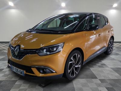 une voiture jaune garée dans un garage au sol en damier