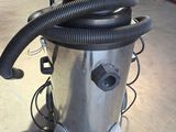 un aspirateur posé sur un chariot dans un garage
