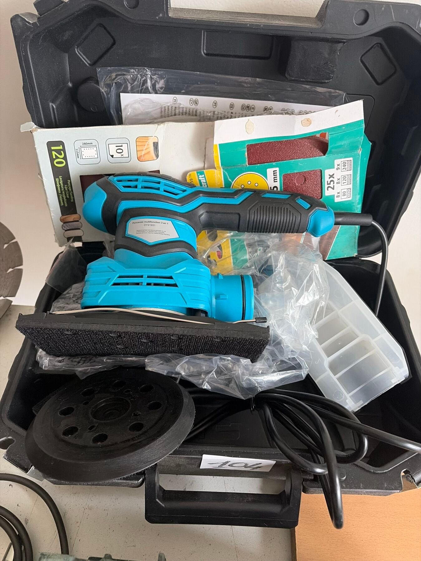 Une scie sauteuse BOSCH. On y joint une ponceuse sans marque…