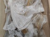 une boîte en carton contenant un certain nombre d'objets