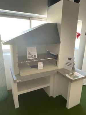 une photo d'une cuisine avec une cuisinière et un plan de travail
