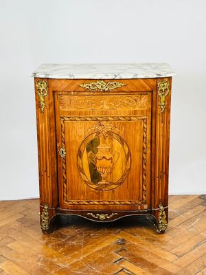 une photo représentant une armoire en bois avec un plateau en marbre, posée sur un parquet