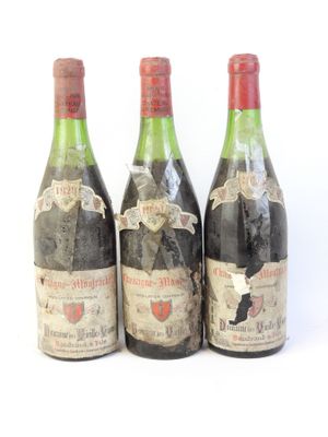 trois bouteilles de vin posées les unes à côté des autres sur une surface blanche