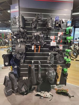 une vaste sélection d'équipements de moto exposée dans un magasin