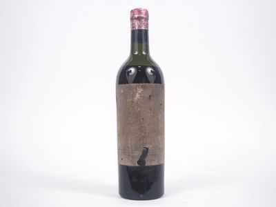 une bouteille de vin posée sur une table