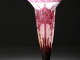 un vase rouge et blanc posé sur une table noire