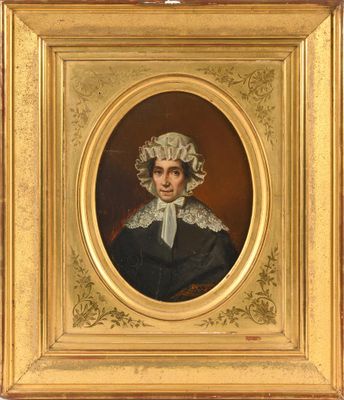 portrait d'une femme en robe noire avec un col en dentelle blanche