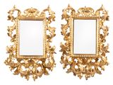 une paire de miroirs à cadre doré sur fond blanc