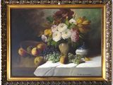 une peinture représentant un vase de fleurs et de fruits sur une table