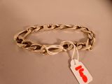 un bracelet à chaîne en argent orné d'une étiquette rouge