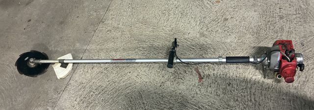 Débroussailleuse thermique moteur Mitsubishi T 130. Non testée. E
