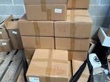 une pile de cartons posée sur une palette près d'un mur
