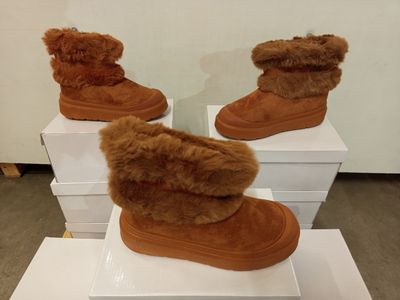 Lot de 11 paires de bottines avec fausse fourrure en boîtes …