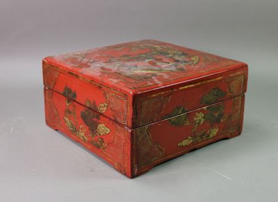 une petite boîte rouge ornée d'un motif floral