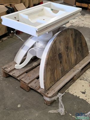 un évier blanc posé sur une palette en bois