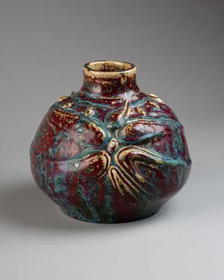 un vase orné d'un motif rouge et vert