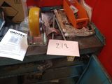 une photo d'un établi sur lequel sont posés des outils