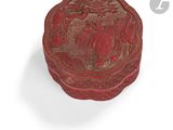 une image représentant une boîte rouge sur laquelle figure l'image d'un homme à cheval