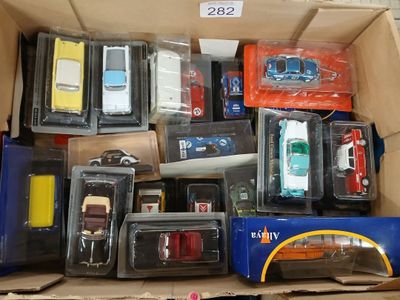 une boîte en carton remplie de petites voitures de toutes sortes