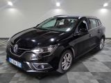 la voiture noire est garée sur un sol en damier dans le garage