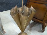 un parapluie posé sur une table à côté d'une commode