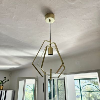 une lampe suspendue au plafond de la pièce