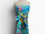 une robe sur un mannequin portant une cravate colorée