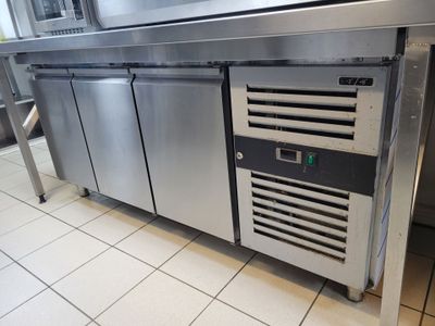 un plan de travail en acier inoxydable équipé de plusieurs tiroirs