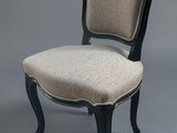 une chaise noire et blanche dont l'assise est rembourrée de couleur beige