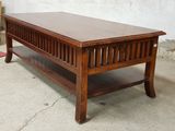 une table basse en bois avec une étagère en dessous