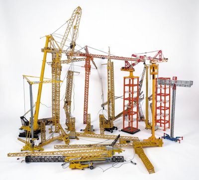 de nombreux engins de chantier posés sur une surface blanche