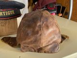 un chapeau marron posé sur une table blanche