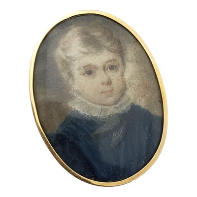 portrait d'un jeune garçon vêtu d'une robe bleue, dans un cadre doré